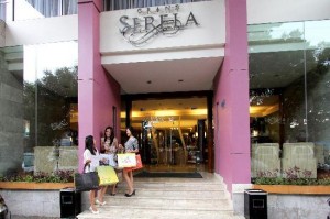 grand-serela-exterior